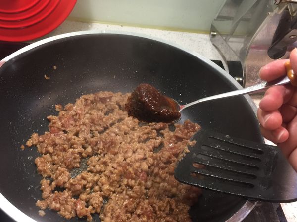 豬絞肉半熟加入沙茶
*若是要吃辣也可以使用麻辣沙茶醬，這樣更夠味！
