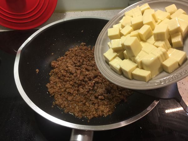 沙茶與肉末炒出香氣加入雞蛋豆腐