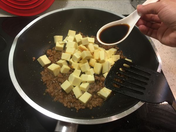 隨後加入一湯匙醬油拌炒一下
就蓋上鍋蓋小火悶煮
讓豆腐吸入醬汁