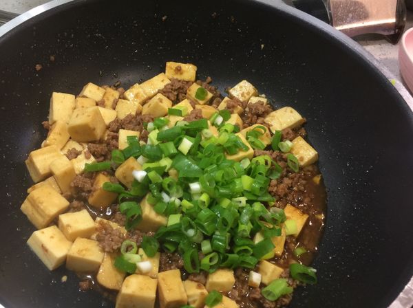 最後加入蔥末拌炒就完成了！