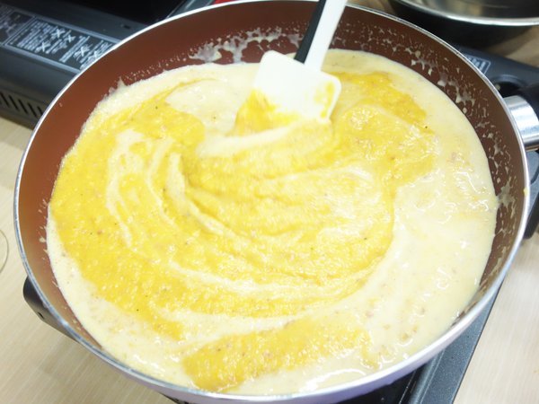 把打好的食材再倒回鍋內加熱，並加入牛奶調成自己喜愛的濃稠度。