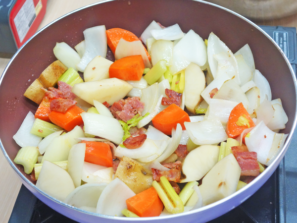 加入步驟一的所有食材，炒至香氣出來，
如果油不夠，可以再加一些。