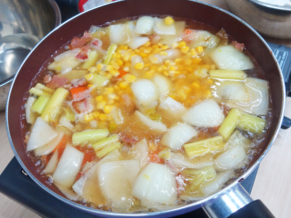 加入水，淹過所有食材即可，並加入玉米粒一起熬煮