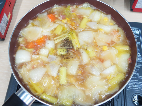 加入適量黑胡椒，等水滾後轉小火，約滾15-20分鐘後，
起鍋放冷，再進調理機打成泥狀