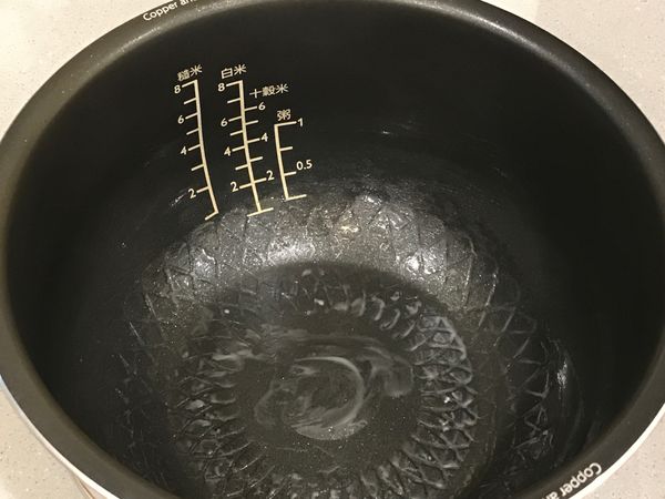 準備工作：
1.蛋和奶油退冰到室溫
2.麵粉過篩
3.內鍋用份量外的奶油塗抹下半部
4.準備好柳橙皮屑