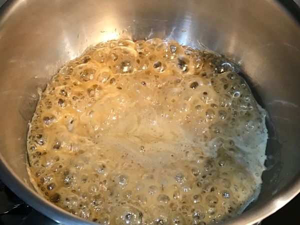 製作焦糖醬：
糖跟水加入鍋中用小火加熱，不時但不用太頻繁地搖晃一下，讓糖能均勻跟糖溶解，等出現焦糖的色澤立刻離火。
