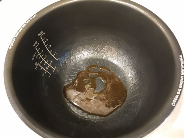 趁熱將焦糖醬倒入內鍋，沒有佈滿沒有關係。