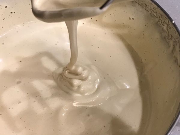 蛋和糖用攪拌器高速打到全發，如圖所示流下來有堆疊的摺痕。