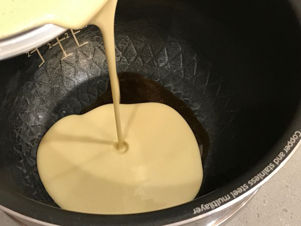 將麵糊倒入內鍋，用蛋糕或煮飯模式炊煮約45分。