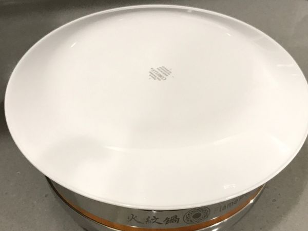 完成後取出，以大盤子倒扣即可拿出蛋糕。