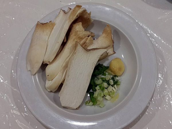 杏鮑菇切片
蔥、蒜頭切碎