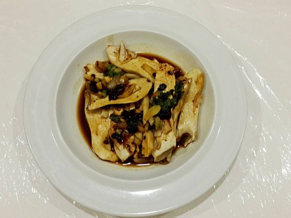 3分鐘後放入調味醬料撒上蔥花再轉小火放入烤箱2分鐘即可