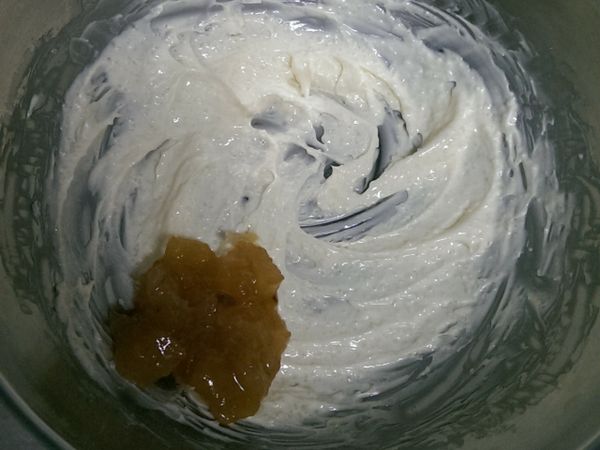 無鹽奶油在室溫下軟化，用打蛋器打發(顏色泛白，體積變大)，再加入果醬拌勻