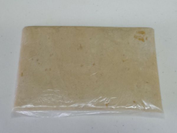 麵粉過篩後分次加入，用按壓方式拌勻，放入塑膠袋或包上保鮮膜，放入冰箱冷藏30分鐘