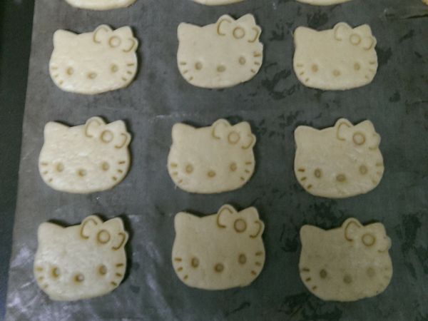 將麵團桿成約0.5cm薄片，用餅乾壓模壓出形狀，放在烤盤布或烘焙紙上，放入預熱烤箱170°C烤20分鐘