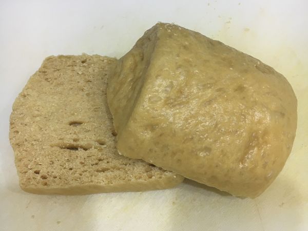 饅頭從腰部橫切剖半成為2個披薩餅皮，放電鍋蒸軟