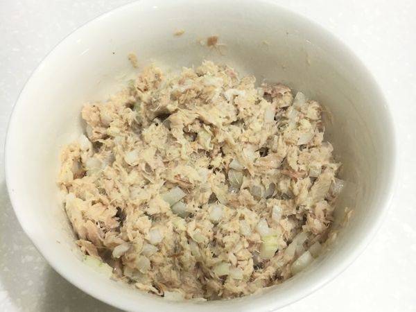 利用蒸饅頭的時候調好餡料，餡料材料全部拌勻即可(鮪魚罐頭裡的油把它用湯匙擠壓掉)