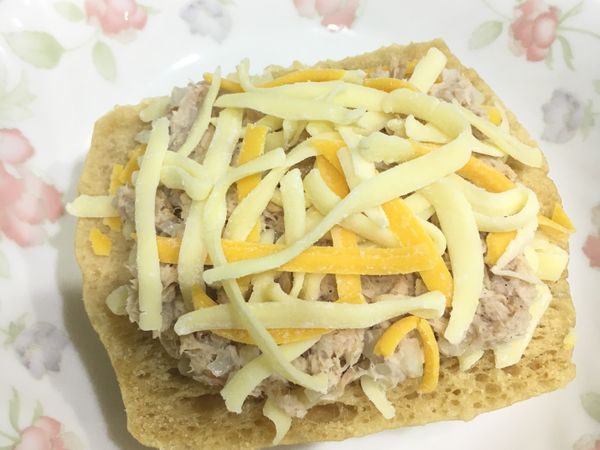 蒸好的饅頭用剖過的平面，先抺一層番茄醬，再撒起士絲，然後上面鋪滿鮪魚餡料，再撒滿起士絲