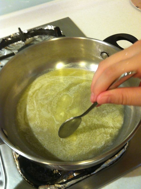 白醬作法：

將無鹽奶油放入鍋中用小火加熱至融化