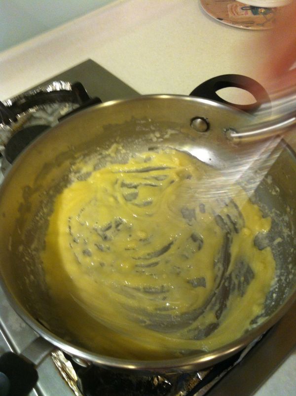 將低筋麵粉倒入融化奶油中,並用打蛋器攪勻