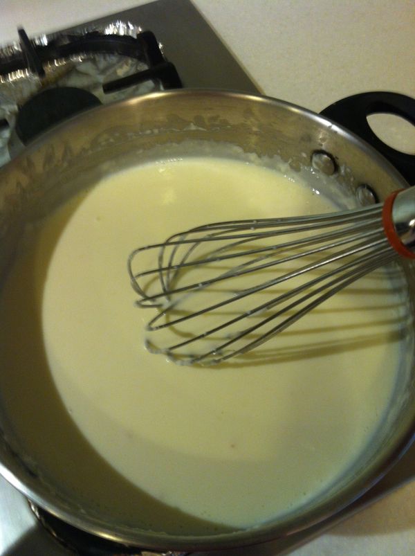 將牛奶及鮮奶油混合,慢慢分次倒入步驟2.中,每次都要攪拌均勻才再倒入,直至沸騰。
最後加入鹽及黑胡椒即可