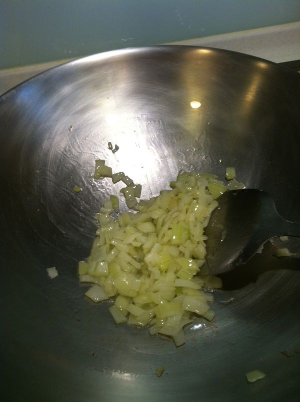 鍋中放適量的橄欖油,先將洋蔥用小火炒3~4分鐘