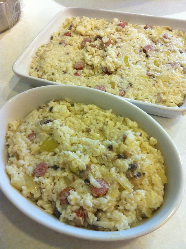 再加入白醬,白飯及適量鹽,黑胡椒拌炒均勻,可視濃稠度加入0.5~1碗的水,

再放入焗烤盤中