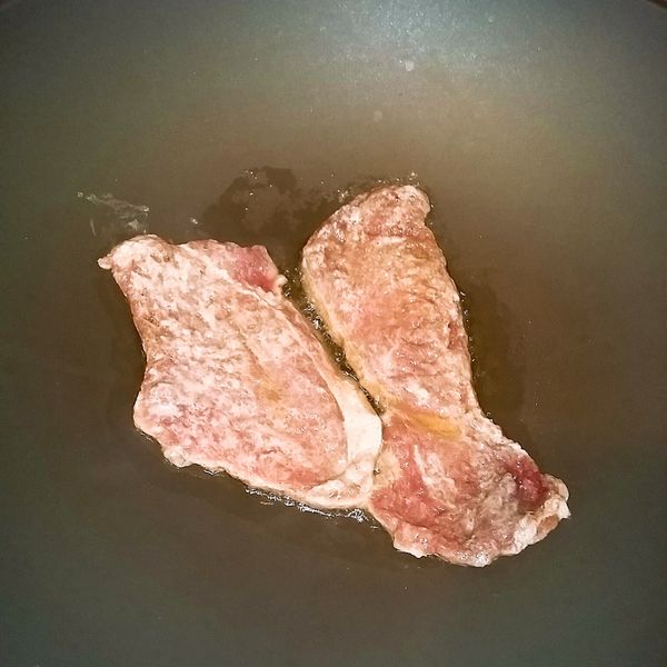 前一天把肉片先醃好，放入冰箱放置一夜，要使用時再拿出來用地瓜粉抓勻，