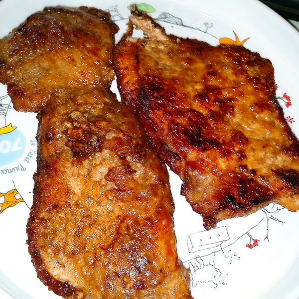 起油鍋，油量比平時炒菜時多一點，半煎炸的方式，開大火下肉片鎖住肉汁，之後轉中小火，等肉片轉金黃色再翻面，豬肉一定要全熟，起鍋時再轉大火，逼出油脂