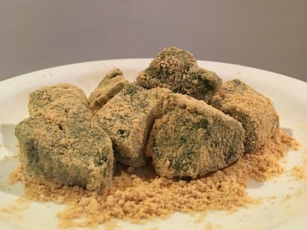 冷卻後放入冰箱冰鎮
到可以的時候，切塊並灑入黃豆粉 就完成*本食譜屬於較清淡不甜的版本
可自行沾黑糖醬或是調整糖量