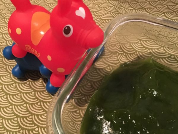 整鍋至瓦斯爐加熱
會越來越結塊 不要緊張是正常的
攪到整個像麻糬的感覺 半透明綠色的
關火 放入樂扣盒或耐熱容器就完成了 
#注意要不斷攪拌 不然容易燒焦