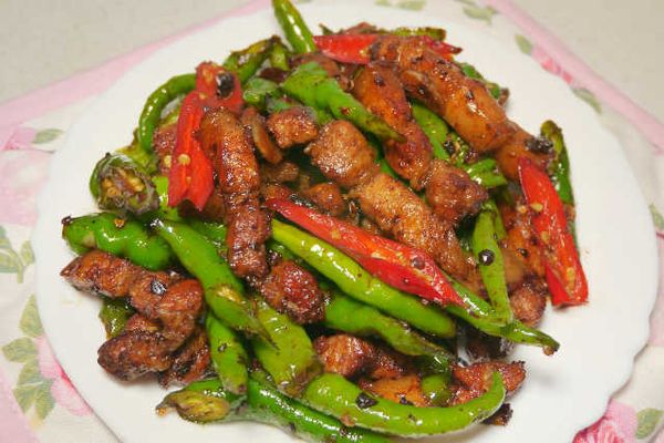 大火收乾醬汁，起鍋前加入辣椒快速拌炒一下即完成。