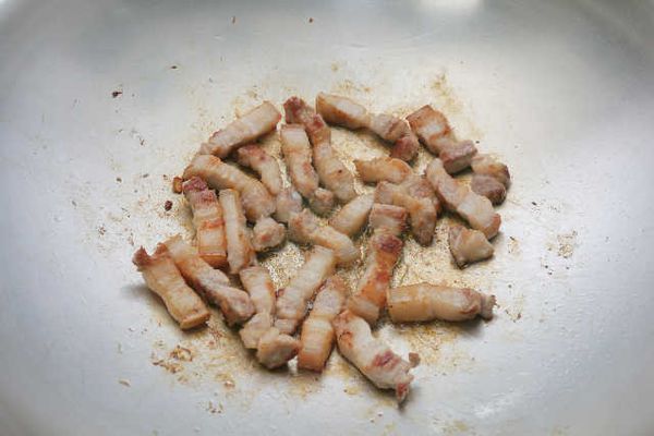 熱鍋不放油，放入五花肉煎至微焦上色後取出。