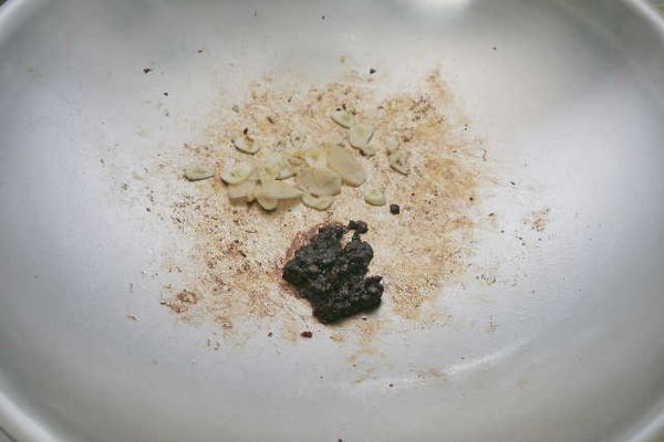 倒出多餘的油脂，放入蒜片、薑片爆香（喜歡吃辣者，此時可以把辣椒一起放入爆香），再放入豆豉炒至香氣傳出。