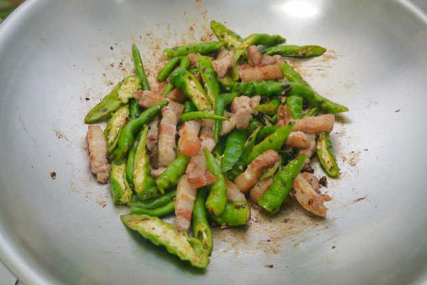 加入糯米椒、五花肉翻炒，再放入＜調味料＞翻炒均勻。
