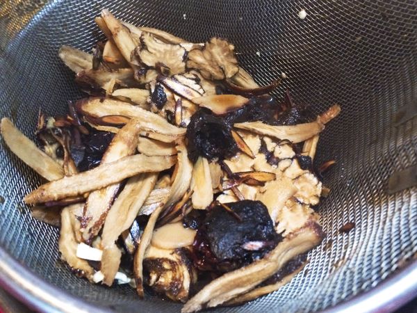 就可以把藥材濾掉，取湯汁就好