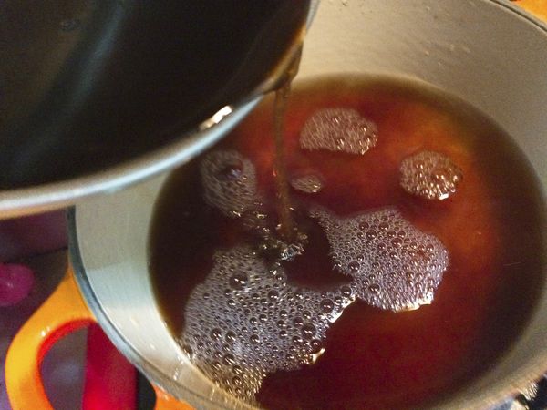 再來把湯汁對水約1：1，這樣的量中藥味比較沒有那麼重，大家的接受度會高些