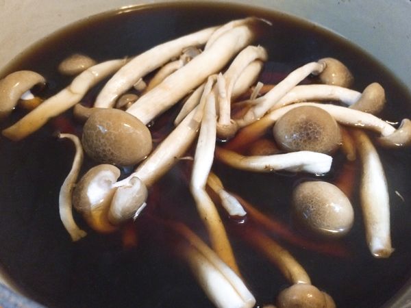 把湯汁煮滾，放入蔬菜煮出甜味