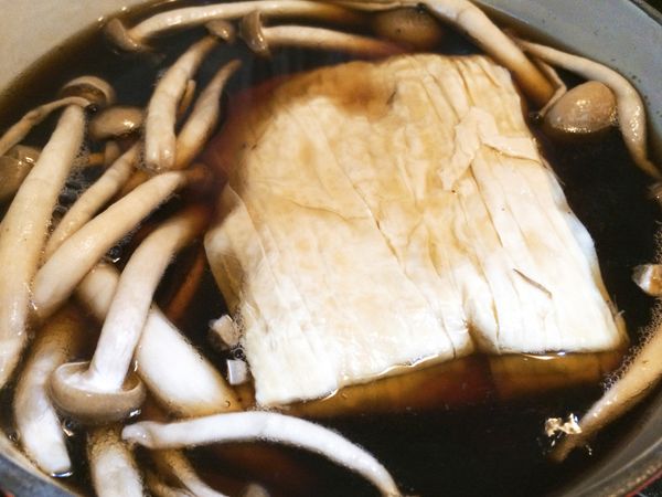 再放入豆包，繼續煮10分鐘，讓豆包吸附湯汁