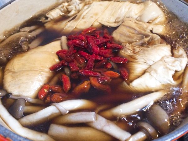 最後再撒上枸杞煮3分鐘，並進行調味，只加入醬油調整風味就好。