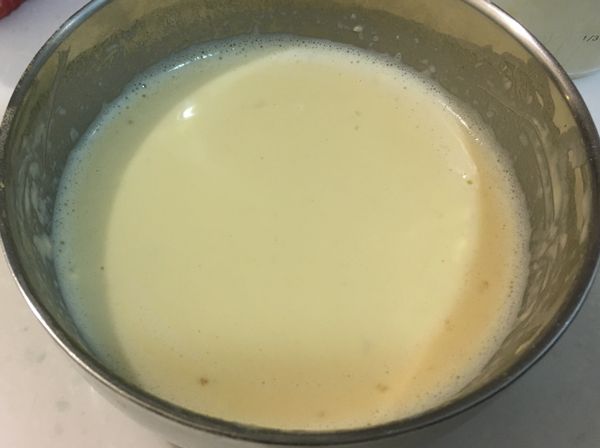 靜置15-30分鐘，等塊狀的塊粉吸收液體，麵糊滑順後使用