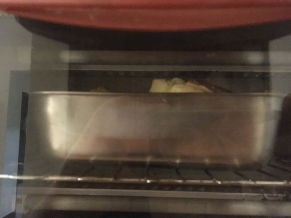 烤箱烤皿都充分預熱（烤皿需先抹油），
取出烤皿趁其溫度還很高時倒入麵糊。
（這是烤一下正在長高的約克夏布丁小朋友）