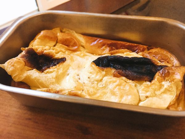 烤10-15分鐘，小烤箱叮一聲後，
先不要取出，靜置烤皿於烤箱內等它消風後取出食用。
（這是打麵糊時筷子拿太高，烤中途又沒有管它，撞到燈管保護架的約克夏布丁小朋友）