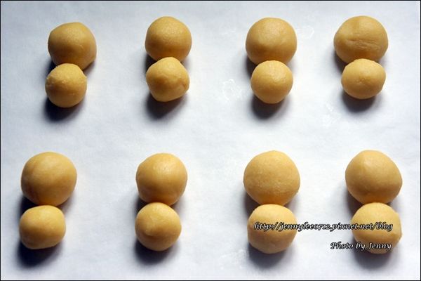 原色麵糰分成兩份（2：1重量），再將其兩份原色麵糰各分成20個小等份。