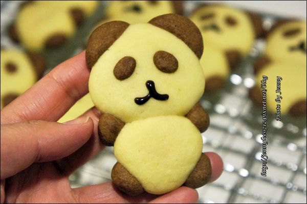 餅乾置涼後，利用巧克力筆畫出臉部造型即完成。※ 巧克力筆於餅乾冷卻中時，利用隔水加熱讓巧克力軟化，方可操作。