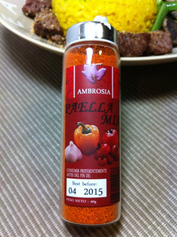 待米差不多7分熟時(米心已經半熟呈半黏狀)加入西班牙海鮮香料，將米與香料均勻攪拌後繼續悶(底部會有好吃的鍋巴喔)