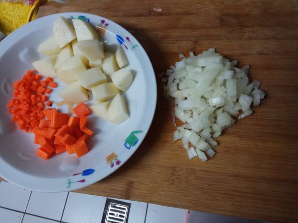 洋蔥切丁。馬鈴薯切小塊。紅蘿蔔一半切丁，一半切碎，這樣就可以把紅蘿蔔自然吃下去了。