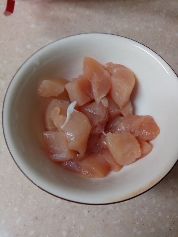 雞肉切小塊。