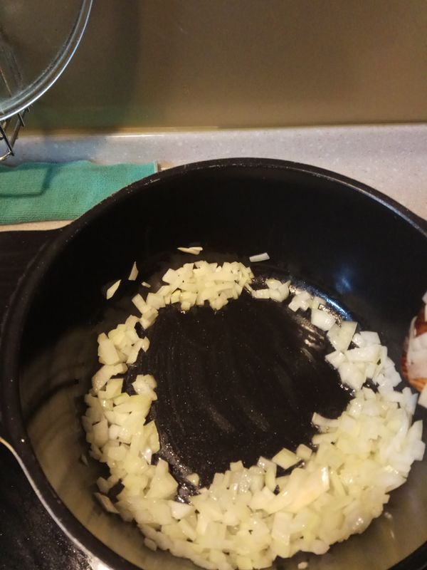 起鍋，下油，洋蔥炒成透明。