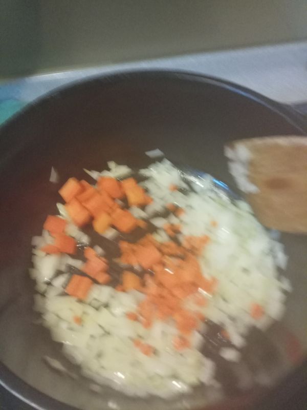 下紅蘿蔔，炒到紅蘿蔔都油亮油亮的。